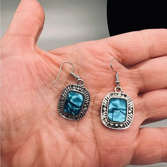 Chic Silver Statement Necklace with Blue Accents - Picture 7 of 7